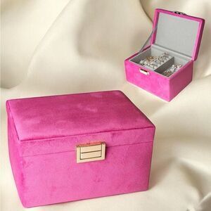 Gorgeous New South Street Loft New Pink Velvet Jewelry Box with Gold Clasp